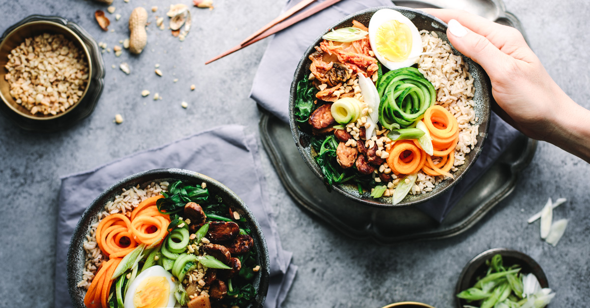 bol de tempeh façon boeuf kimchi à la coréenne, sauce miso aux
