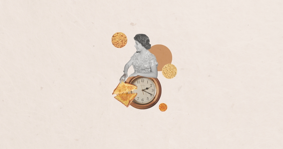 Femme vintage avec un grilled cheese et une horloge, illustrant l’idée de composer un souper santé rapidement sans cuisiner