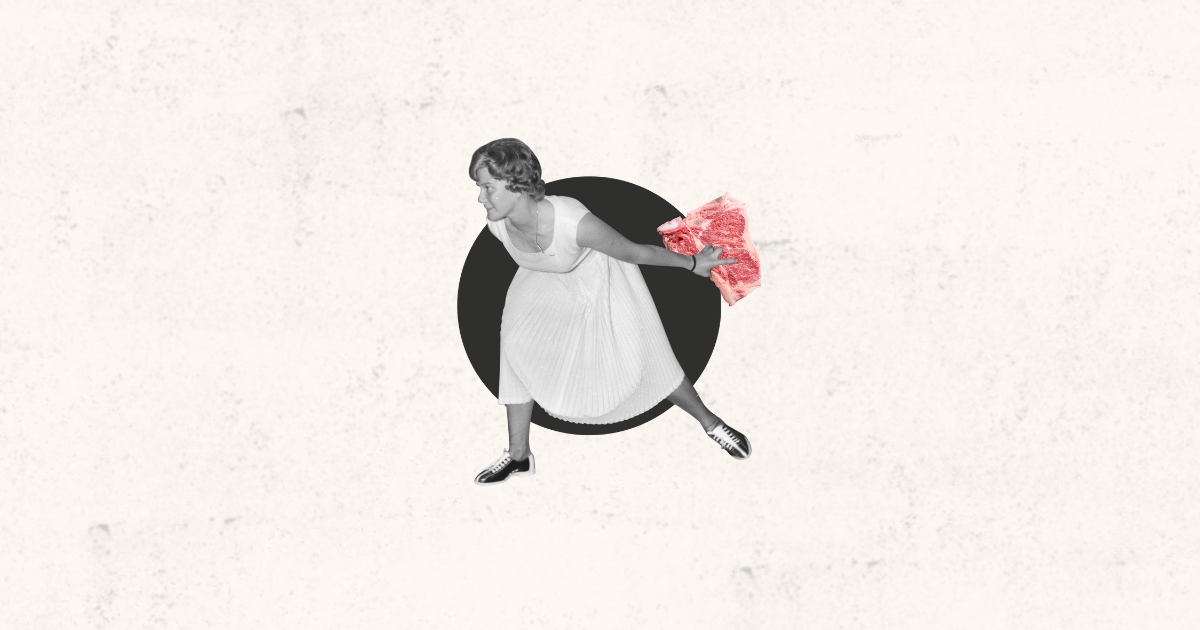 Collage d’une femme vintage en mouvement, tenant un morceau de viande rouge comme un projectile – représentation satirique de l’obsession actuelle pour les protéines.